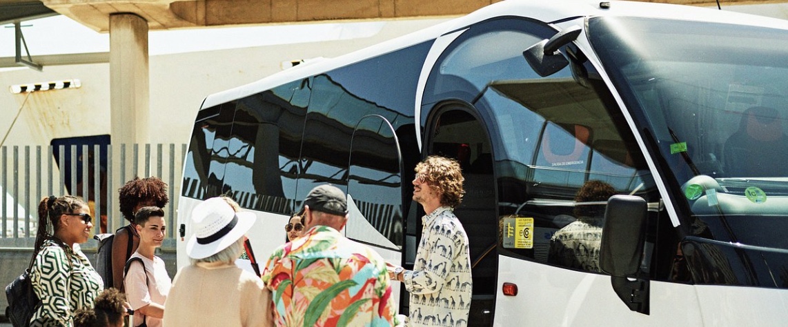 HOW TO HANDLE GROUP ARRIVALS (EXAMPLE: TOURISTS ON TOUR BUS)